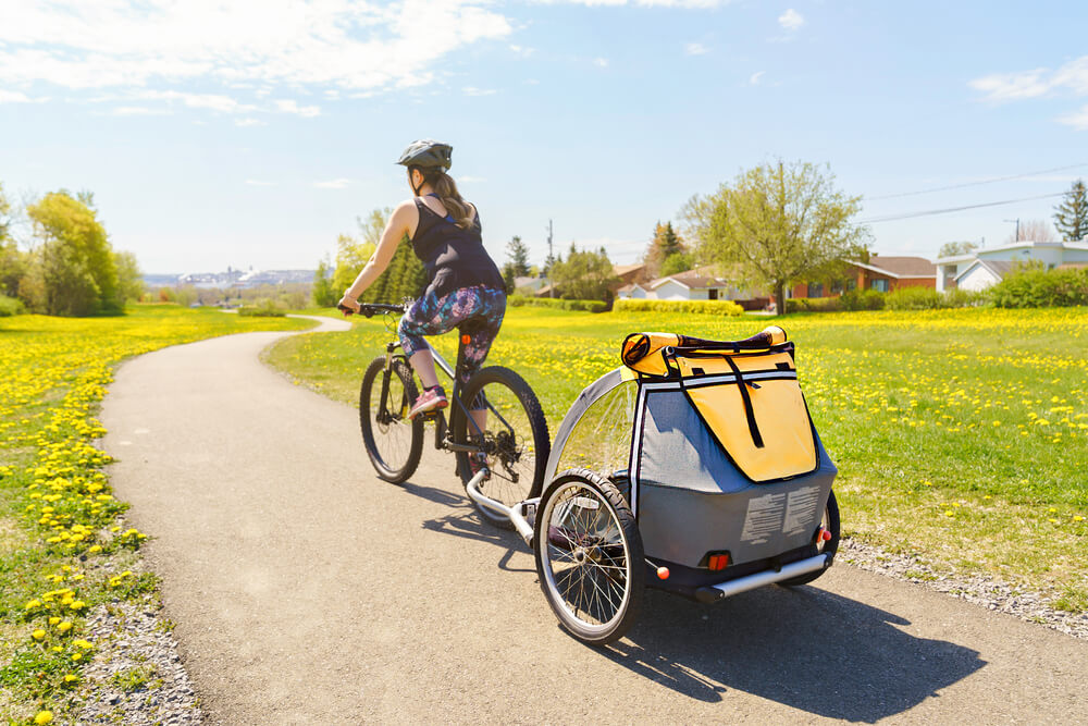 Kam s bábätkom na výlet? Vďaka cyklovozíku pokojne aj na cyklistické trasy