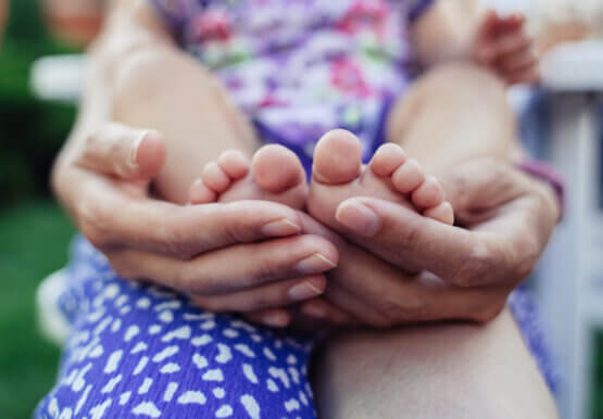 Dieťa v nevhodnej obuvi, ktorá môže negatívne ovplyvniť vývoj chodidiel