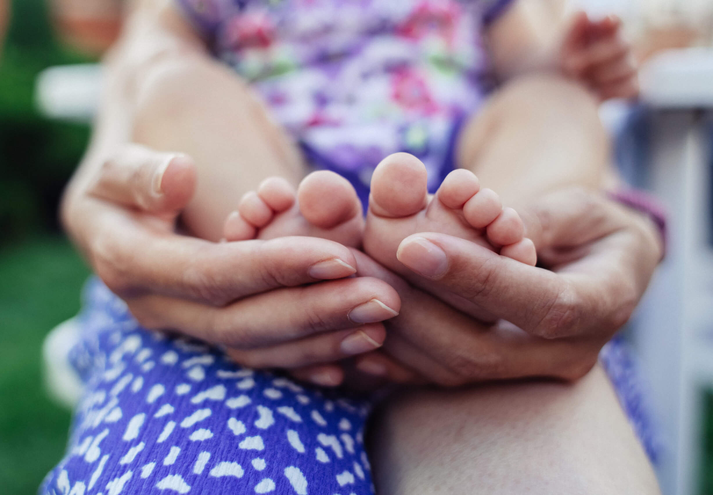 Dieťa v nevhodnej obuvi, ktorá môže negatívne ovplyvniť vývoj chodidiel